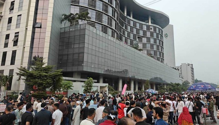 ​এনইআইআর চালু: বিটিআরসিতে মোবাইল ব্যবসায়ীদের হামলা