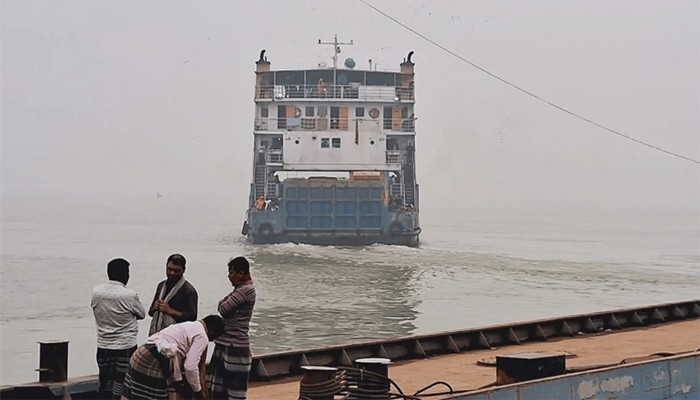 ৭ ঘণ্টা পর পাটুরিয়া-দৌলতদিয়া রুটে ফেরি চলাচল স্বাভাবিক