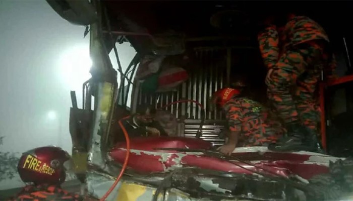 এক্সপ্রেসওয়েতে এক রাতে তিন জায়গায় ৭ গাড়ির সংঘর্ষ, আহত ২০