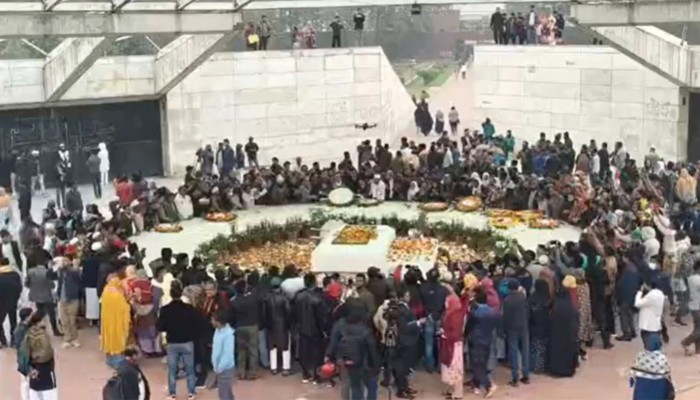 শীত উপেক্ষা করে খালেদা জিয়ার সমাধিতে মানুষের ঢল