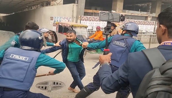 ​কারওয়ান বাজারে মোবাইল ফোন ব্যবসায়ীদের সঙ্গে পুলিশের ধাওয়া-পাল্টা ধাওয়া