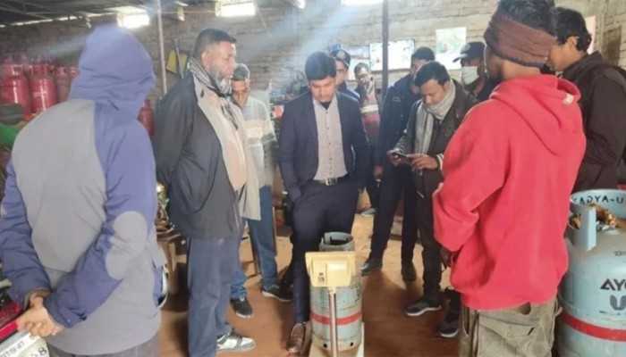 ​বেশি দামে এলপি গ্যাস বিক্রি: ব্যবসায়ীকে ১ লাখ টাকা জরিমানা