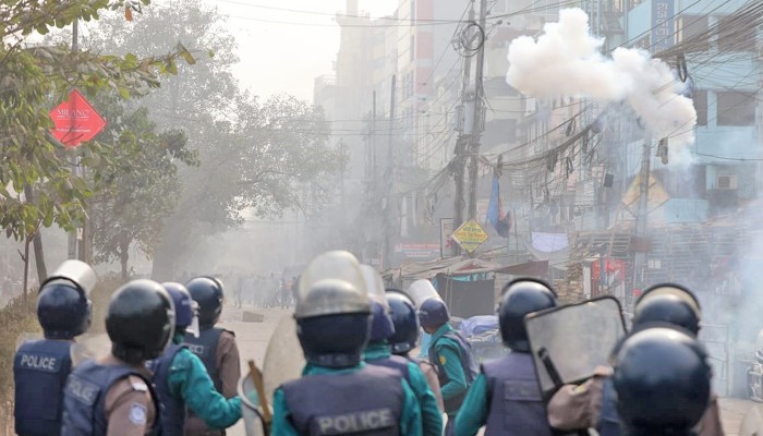 পুলিশ-মোবাইল ব্যবসায়ী সংঘর্ষ, সাউন্ড গ্রেনেড ও টিয়ার গ্যাস নিক্ষেপ