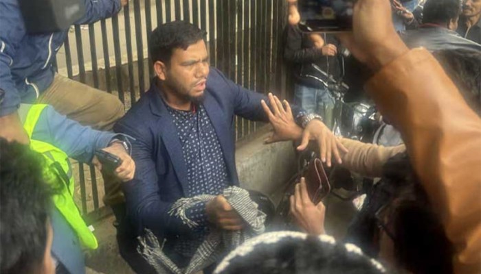 কেন্দ্রে প্রবেশের চেষ্টাকালে নারী আটক, যুবককে মারধর