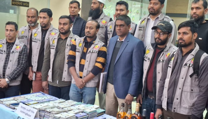 ​চীনা নাগরিকের হাত ধরে ঢাকায় অবৈধ আইফোন কারখানা