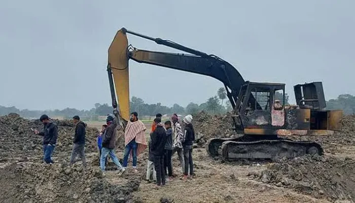 উত্তরে কমছে আবাদি জমি: রাতের আঁধারে চলে পুকুর খনন