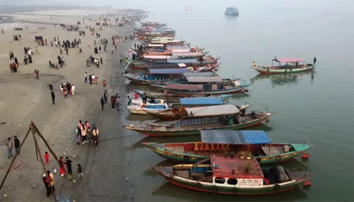 পদ্মাপাড়ে ট্রলার ভ্রমণে বিড়ম্বনা