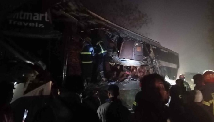 ​মীরসরাইয়ে দাঁড়িয়ে থাকা ট্রাকে বাসের ধাক্কা, নৌবাহিনীর সদস্যসহ নিহত ৩