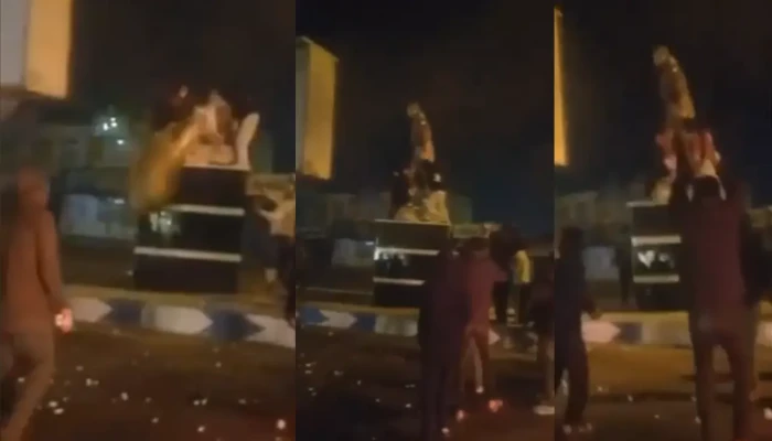 ​কাসেম সোলাইমানির ভাস্কর্য গুঁড়িয়ে দিল ইরানিরা