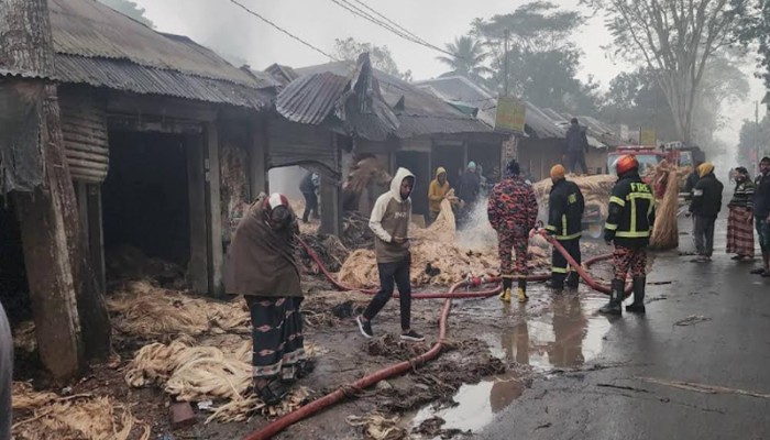 ​গোপালগঞ্জে ভয়াবহ অগ্নিকাণ্ডে পুড়ে গেছে ১৮শ’ মণ পাট