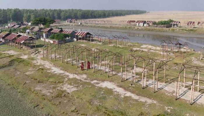 ​ঝড়-ভাঙনে পরিত্যক্ত সরকারি ঘর, মানবেতর জীবন গুচ্ছ গ্রামে