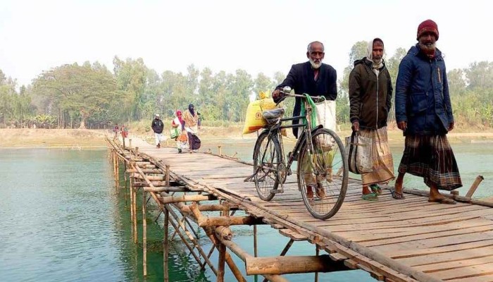 ​৫০ বছর ধরে বাঁশের সাঁকোতে ঝুঁকি নিয়ে পারাপার