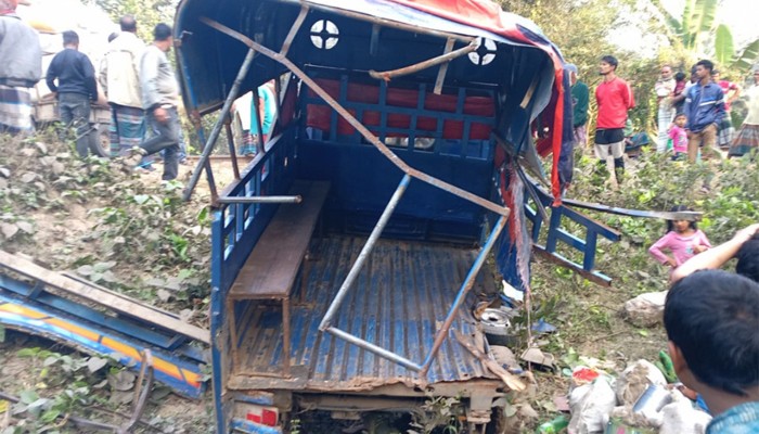 ​পিকআপ ভ্যানে ট্রেনের ধাক্কা, দুই ভাইসহ নিহত ৩