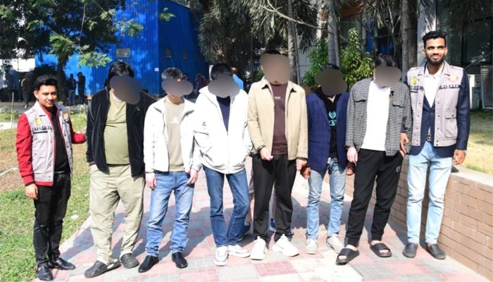 ​প্রতারণা: ৫১ হাজার সিমসহ ৫ চীনা নাগরিক গ্রেপ্তার