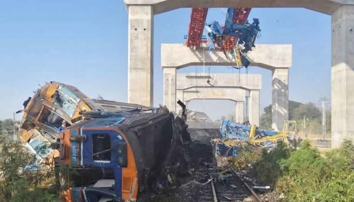 ​চলন্ত ট্রেনের ওপর ভেঙে পড়ল ক্রেন, নিহত ২২