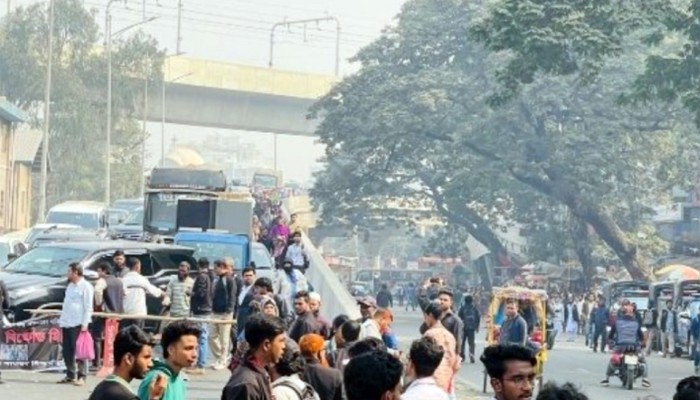 ​সহপাঠী হত্যার বিচার দাবিতে ফার্মগেটে অবরোধ