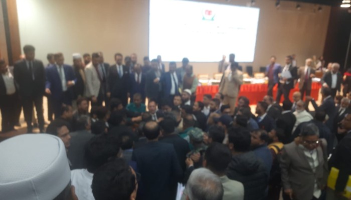 ​ইসি ভবনে প্রার্থীদের হট্টগোল, পরিস্থিতি সামাল দিল আইনশৃঙ্খলা বাহিনী
