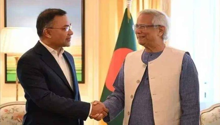 ​প্রধান উপদেষ্টাকে ফুলেল শুভেচ্ছা জানালেন তারেক রহমান