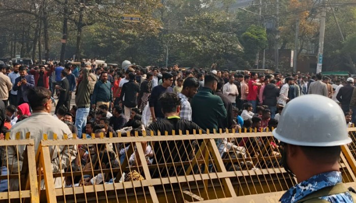 ​তিন ইস্যুতে ছাত্রদলের ইসি ঘেরাও কর্মসূচি চলছে