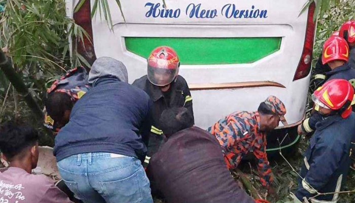 ​মাদারীপুরে বাস খাদে  নিহত ৫