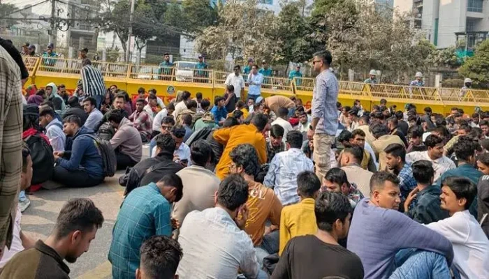 ​নির্বাচন কমিশন কার্যালয়ের সামনে ছাত্রদলের অবস্থান