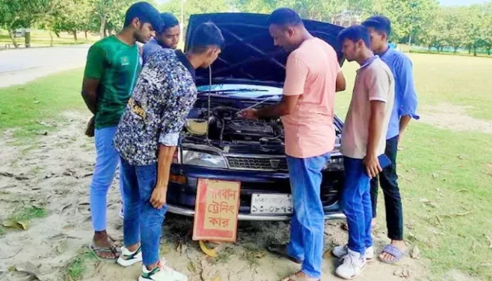 সড়কে  বাড়ছে অদক্ষ চালক