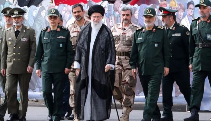 ​খামেনির দিকে হাত বাড়ালে সেই হাত কেটে ফেলা হবে