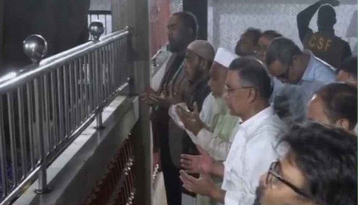 ​শাহপরাণের মাজার জিয়ারত করলেন তারেক রহমান