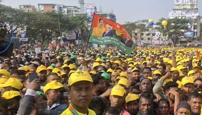 ​আজান শুনে বক্তব্য থামিয়ে দিলেন তারেক রহমান