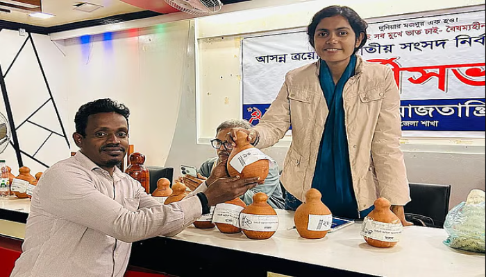 ​বরিশাল-৫ আসনে প্রথম নারী প্রার্থী মনীষা, মাটির ব্যাংকে নির্বাচনী তহবিল সংগ্রহ