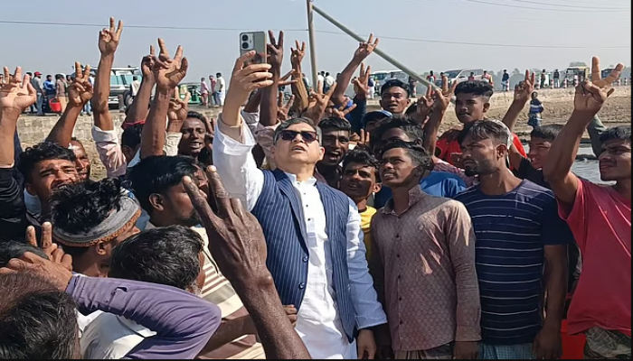 লবণশ্রমিকদের সঙ্গে সেলফি তুললেন বিএনপির প্রার্থী সালাহউদ্দিন আহমদ