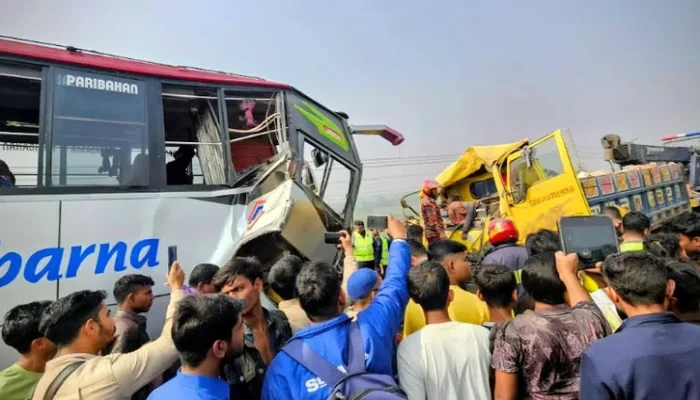 ​ভাঙ্গায় বাস-ট্রাক মুখোমুখি সংঘর্ষে নিহত ২, আহত ১৮