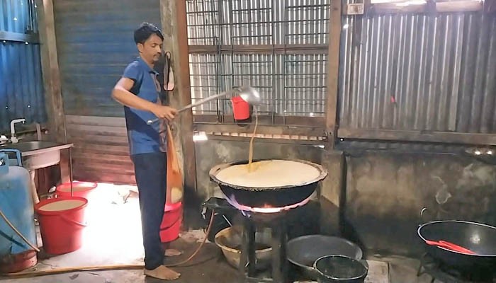 মুখে দিলেই মিলিয়ে যায় ব্রাহ্মণবাড়িয়া সরাইলের বিখ্যাত চুনিলালের রসগোল্লা