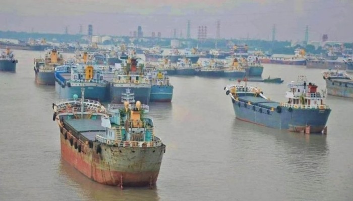 ​রমজানে পণ্য মজুতের অভিনব কৌশল: গুদাম এখন লাইটার জাহাজ