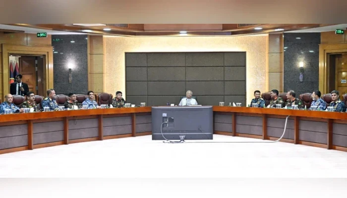 ​সশস্ত্র বাহিনীকে নিরপেক্ষ থাকার নির্দেশ: মতবিনিময় সভায় প্রধান উপদেষ্টা