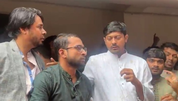 ​আবারও ডিম নিক্ষেপ নাসীরুদ্দীন পাটওয়ারীর ওপর