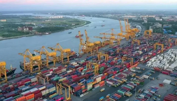 ​চট্টগ্রাম বন্দরে কর্মবিরতিতে শ্রমিকরা