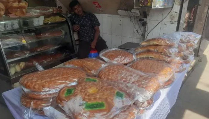 ​শবে বরাতে পুরান ঢাকায় বাহারি হালুয়া-রুটির পসরা