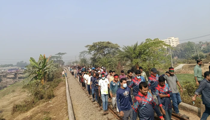 ​গাজীপুরে সড়ক ও রেলপথ অবরোধ