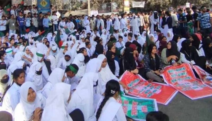 ​তেজগাঁওয়ে সাতরাস্তা মোড় অবরোধ, তীব্র যানজট