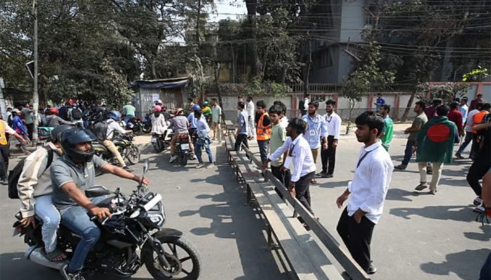 ​‘আলটিমেটাম’ দিয়ে সাতরাস্তা মোড় ছাড়লেন কারিগরির শিক্ষার্থীরা