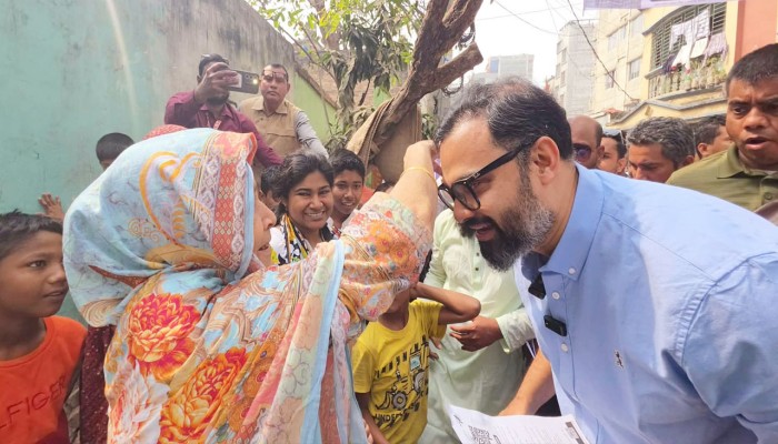 ​ভোটারদের প্রভাবিত করতে উপহার বিতরণের অভিযোগ আমিনুল হকের