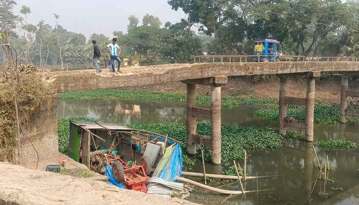 ​ব্রিজ যেন মরণফাঁদ