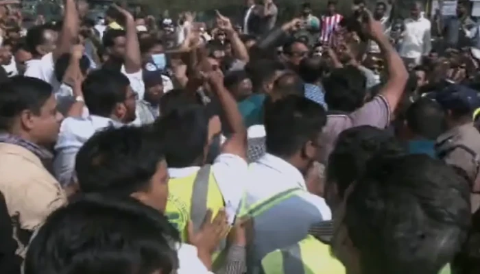 ​বন্দরে উপদেষ্টার গাড়ি আটকে বিক্ষোভ