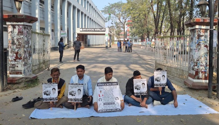 ​রিটার্নিং কর্মকর্তার কার্যালয়ে অনশনে গণঅধিকারের প্রার্থী