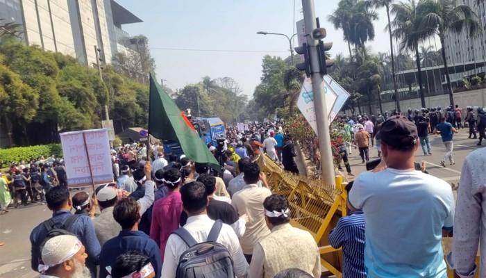 ​ব্যারিকেড ভেঙে যমুনা অভিমুখে সরকারি চাকরিজীবীরা