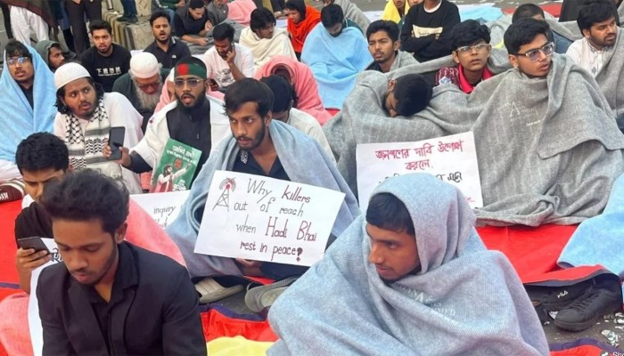 রাত পেরিয়ে সকালেও যমুনার সামনে ইনকিলাব মঞ্চের অবস্থান