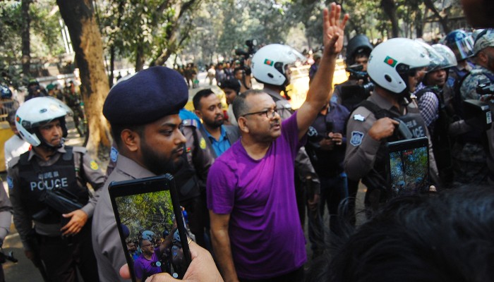 ​পুলিশের সঙ্গে সরকারি চাকরিজীবীদের সংঘর্ষ, যমুনার সামনে ডিএমপি কমিশনার