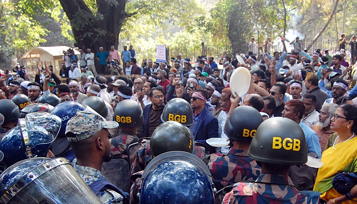 ​যমুনার সামনে থেকে সরলেন আন্দোলনরত সরকারি কর্মচারীরা