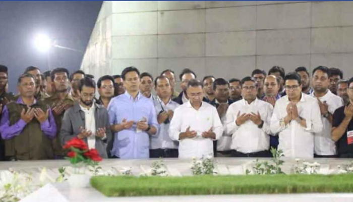 ​বাবা-মায়ের কবর জিয়ারত করে প্রচারণা শেষ করলেন তারেক রহমান